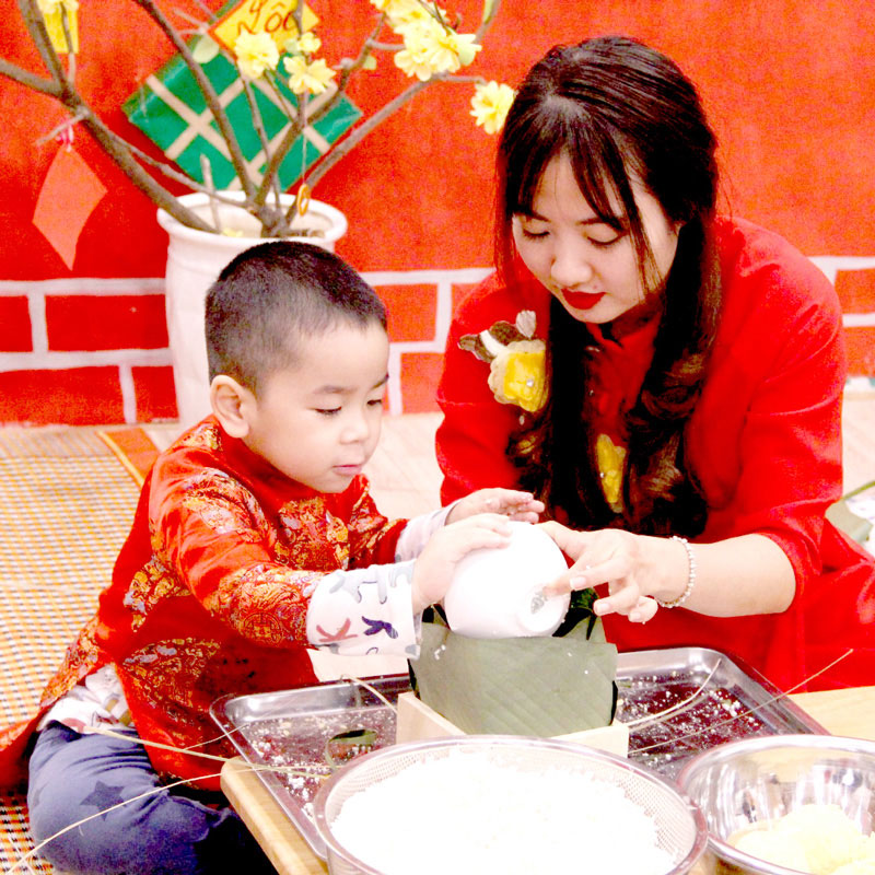 Gói bánh chưng Tết